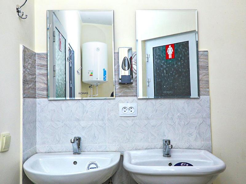 House De Moon Hostel Ташкент Екстериор снимка